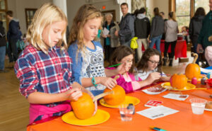 kids making pumpkins